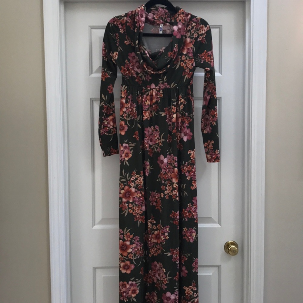 Maternity dress with fun neckline, super comfy, S